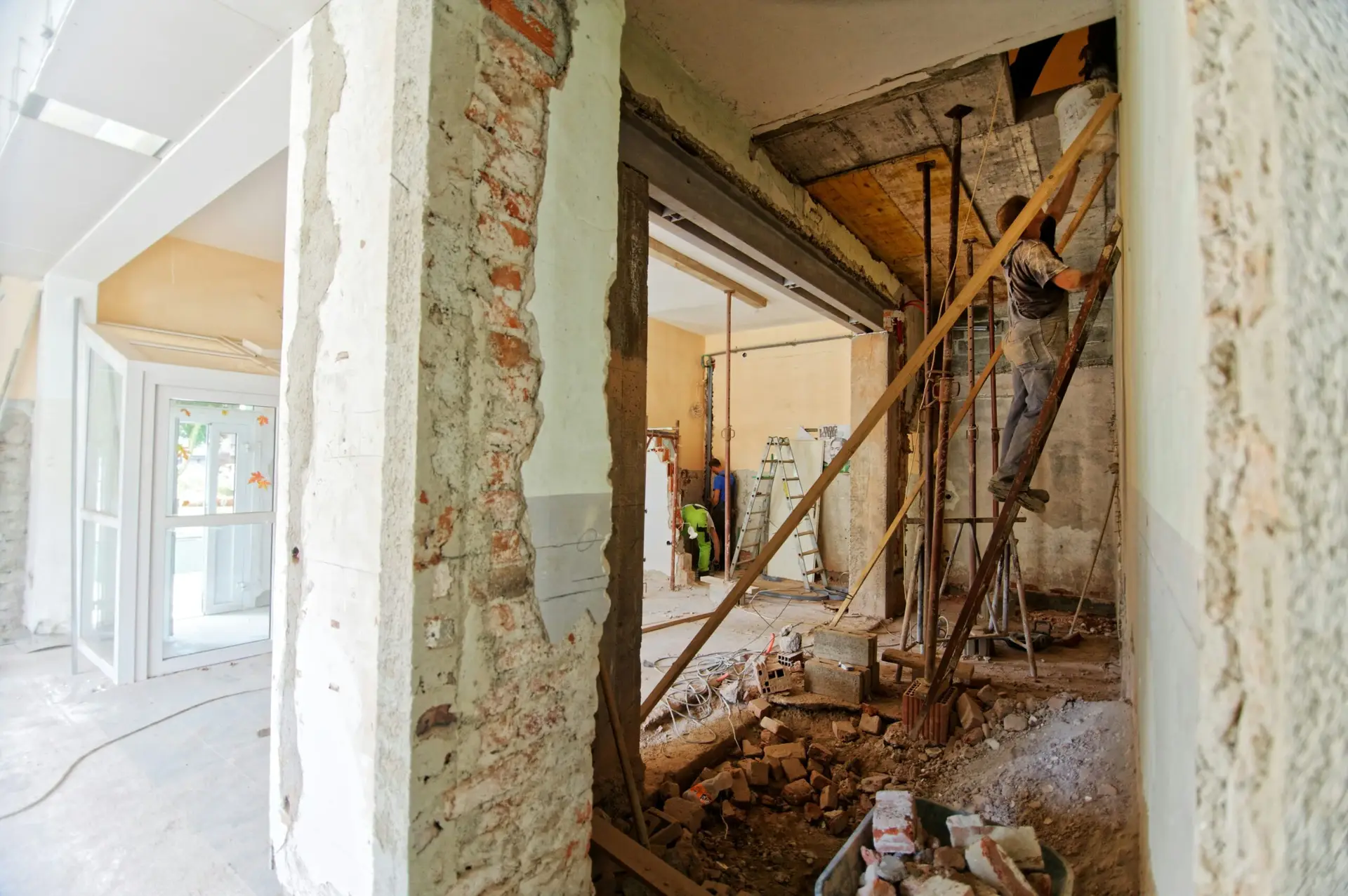 Read more about the article Cât costă renovarea unui apartament de 2 camere în 2026?